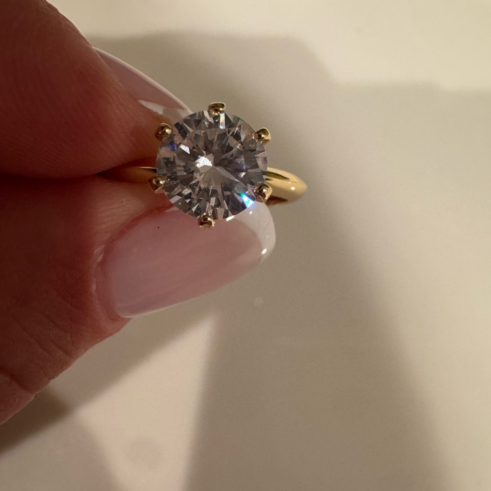 Elegant caper with 18 k plated gold